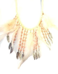 Collar Salmón con cuentas y plumas (1 ud)